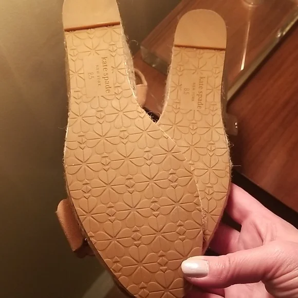 Kate Spade NWOT Size 8.5 Tan Women's Sandals - Picture 3 of 7